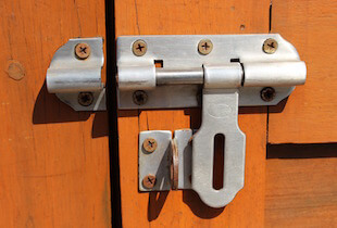 An open bolt lock.
