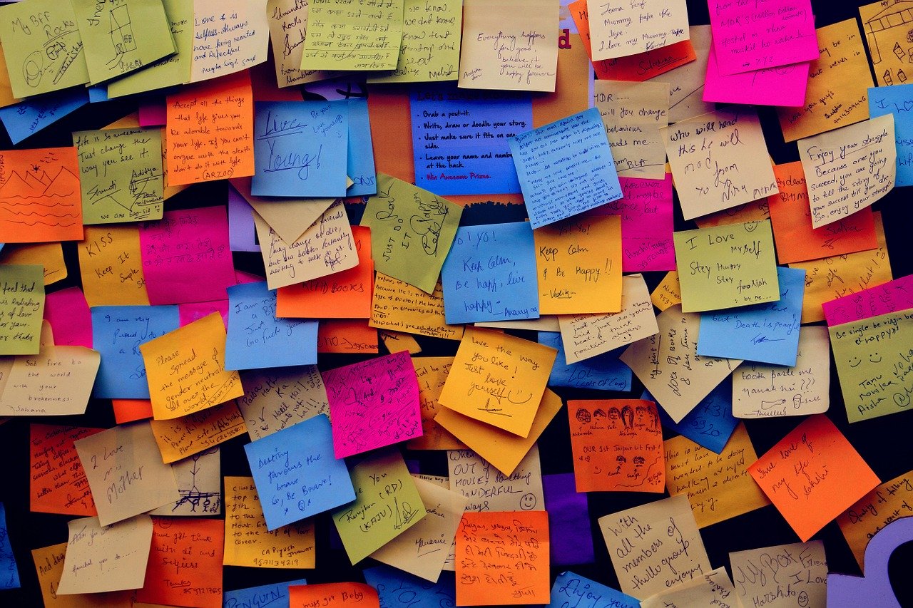 A collection of post-its.